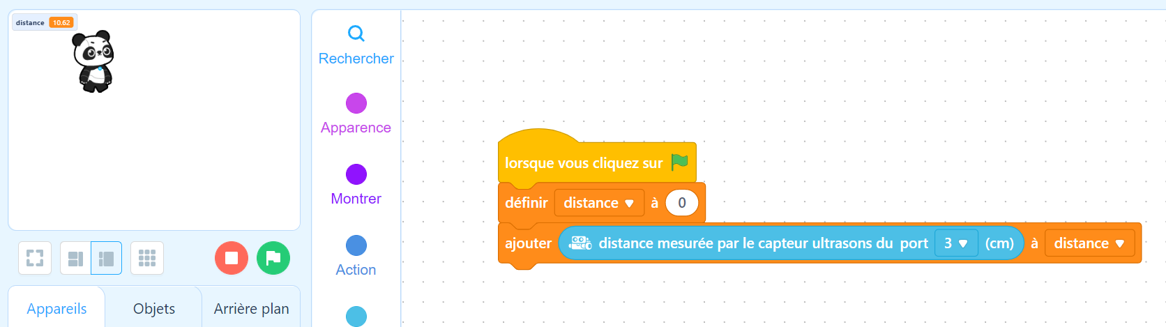 Capture mBlock : script en boucle qui lit le capteur ultrason du mBot et affecte la valeur à une variable affichée dans la zone du lutin.