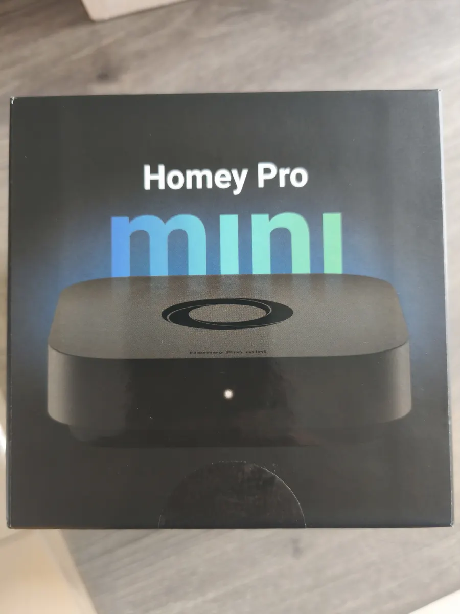Boîte noire du Homey Pro mini avec le mot mini en lettres dégradées