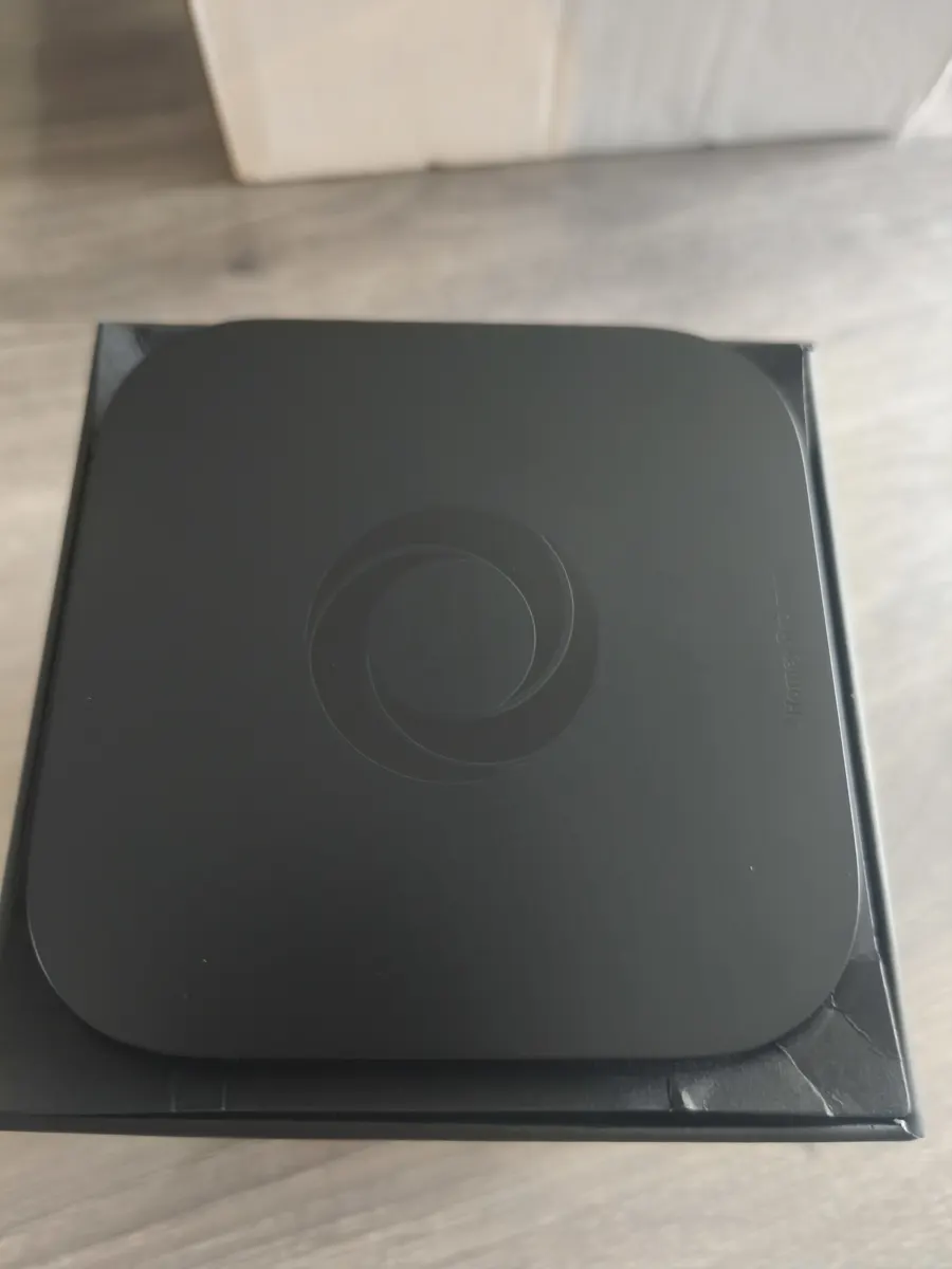 Dessus du boîtier Homey Pro mini, carré noir mat avec le logo gravé