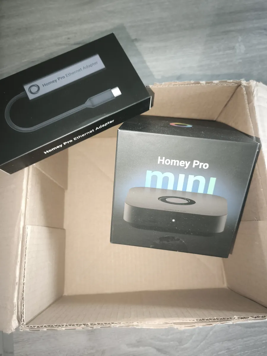 Carton d'expédition ouvert avec la boîte du Homey Pro mini et celle de l'adaptateur Ethernet