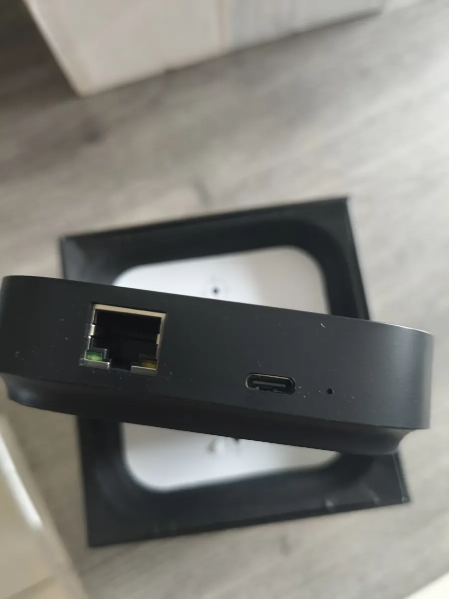Arrière du Homey Pro mini avec le port Ethernet RJ45 et le port USB-C
