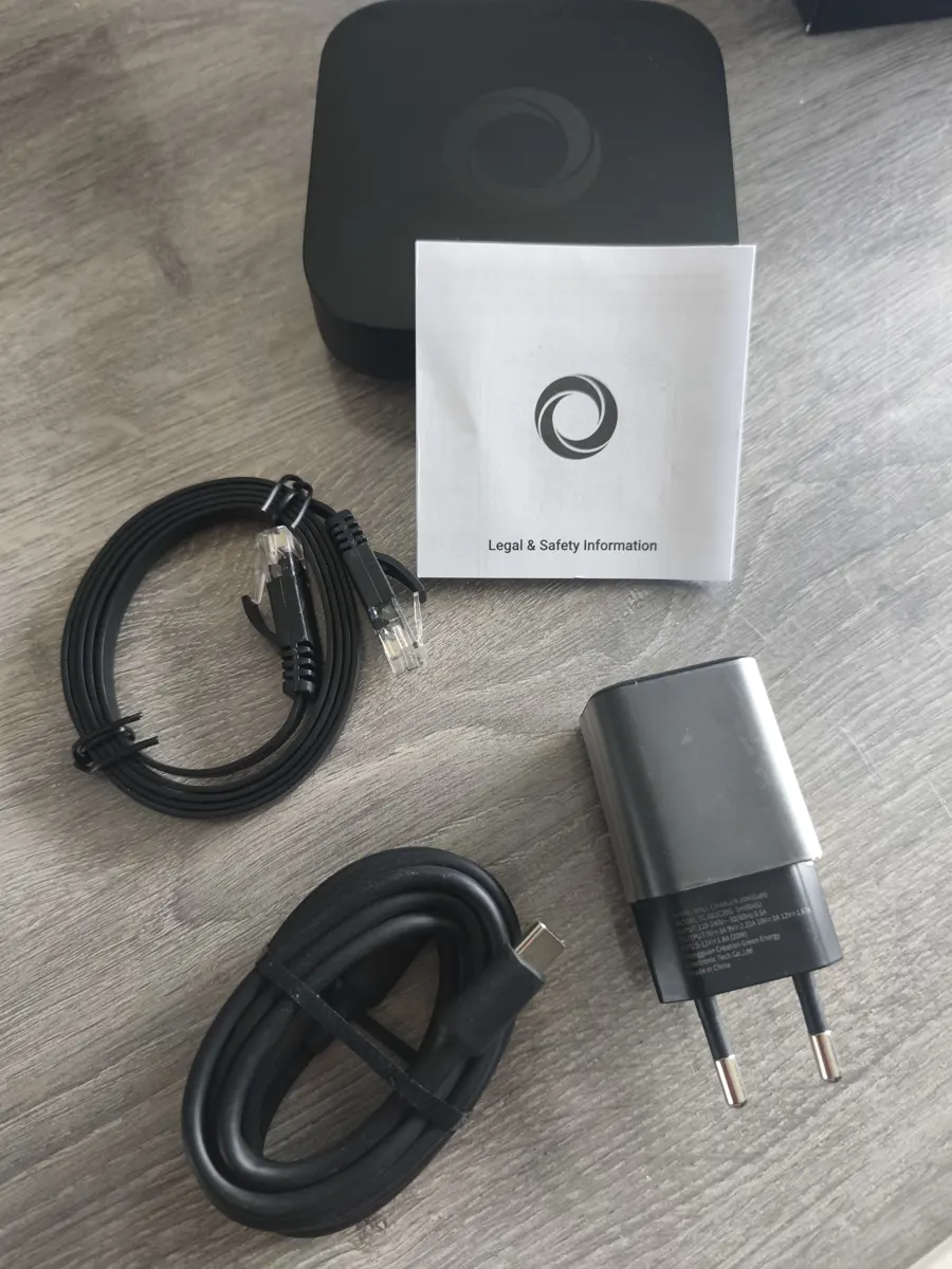 Contenu de la boîte du Homey Pro mini : boîtier, notice, câble Ethernet plat, câble USB-C et chargeur secteur